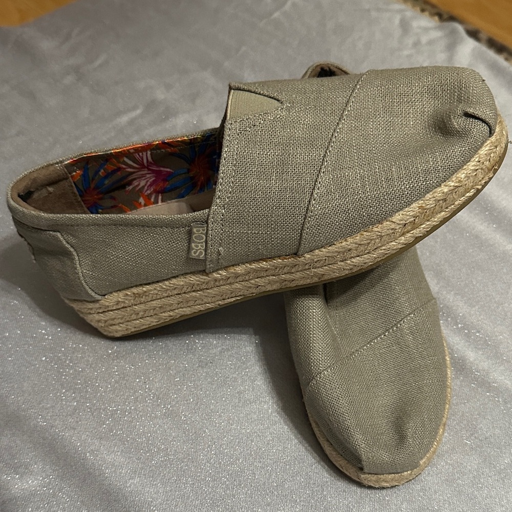 Skechers Bob’s Canvas Slip-On small wedge slipon size 8 Tan